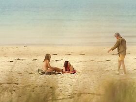 Зиннини Элкингтон секси, Лиа Грегерсен голая – Puff Puff Pass (2013) #3