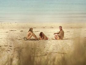 Зиннини Элкингтон секси, Лиа Грегерсен голая – Puff Puff Pass (2013) #4