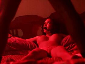 Эмили Мена голая, Кюуби Арбогаст голая – Гнилохвост (2018) #3