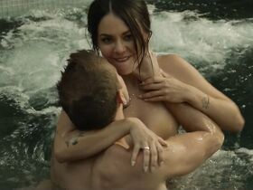 Анджела Тримбур секси, Джанел Пэрриш секси – Вторженцы (2018)