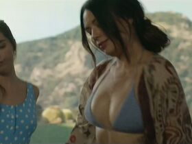 Анджела Тримбур секси, Джанел Пэрриш секси – Вторженцы (2018) #3