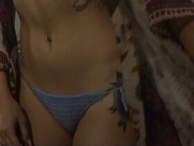 Анджела Тримбур секси, Джанел Пэрриш секси – Вторженцы (2018) #4