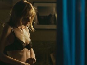 Александра Эссоу секси, Анита Брием секси, Доминик Шарп секси – Дрон (2019) #4