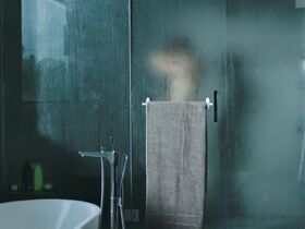 Александра Эссоу секси, Анита Брием секси, Доминик Шарп секси – Дрон (2019) #6