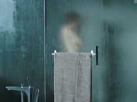 Александра Эссоу секси, Анита Брием секси, Доминик Шарп секси – Дрон (2019) #7