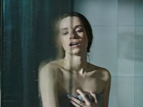 Александра Эссоу секси, Анита Брием секси, Доминик Шарп секси – Дрон (2019) #8