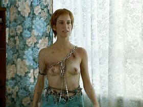 Саския Ривз голая, Аманда Пламмер голая – Поцелуй бабочки (1995)