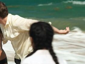 Кота Эберхардт секси, Сибилла Дин секси – Земля I s01e01, e05, e06 (2019)