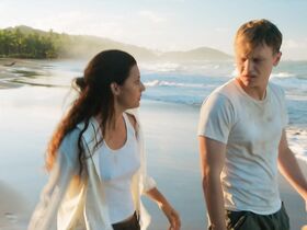 Кота Эберхардт секси, Сибилла Дин секси – Земля I s01e01, e05, e06 (2019) #10