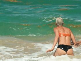 Кота Эберхардт секси, Сибилла Дин секси – Земля I s01e01, e05, e06 (2019) #6