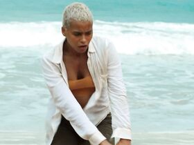 Кота Эберхардт секси, Сибилла Дин секси – Земля I s01e01, e05, e06 (2019) #9