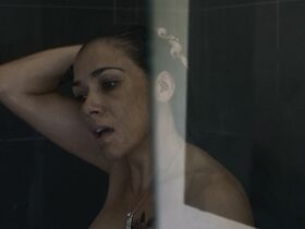 Эбби Ли голая, Симона Кэссел голая – Вне закона (2017) #11