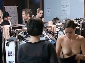 Жюли Форнье голая, Зоя Микулечки голая – Чистый белый цвет (2005) #3