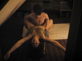 Бри оглу голая, Ронда Айерс секси – Гостиница капитана Хагена (2019) #11