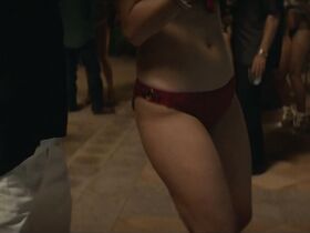 Эшли В. Янец голая, Николь М. Гомез секси – Наркокурьер (2018) #3