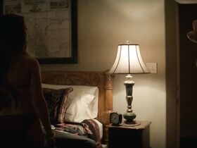 Эшли В. Янец голая, Николь М. Гомез секси – Наркокурьер (2018) #5