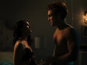 Лили Рейнхарт секси, Камила Мендес секси – Ривердэйл s04e02 (2019) #4