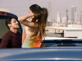 Мелисса Баррера секси, Мишель Прада секси – Жизнь s02e09 (2019)