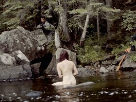 Люси Форд секси, Анника Пампель голая, Элль Эванс голая – Поле битвы (2017) #5