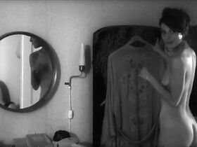 Эмели Гарберс голая, Рут Вега Фернандес голая, Майя Эмбринк голая – Джентльмены и гангстеры s01e01 (2016) #5