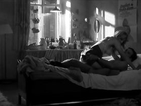 Эмели Гарберс голая, Рут Вега Фернандес голая, Майя Эмбринк голая – Джентльмены и гангстеры s01e01 (2016) #8