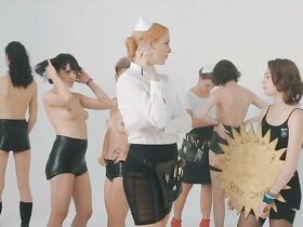 Мерседес Мюллер голая, Ханна Хильсдорф секси, Юлия Дитце секси – Улыбка (2018) #5