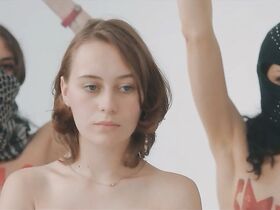 Мерседес Мюллер голая, Ханна Хильсдорф секси, Юлия Дитце секси – Улыбка (2018) #6