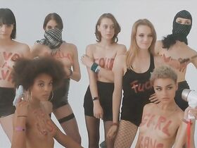 Мерседес Мюллер голая, Ханна Хильсдорф секси, Юлия Дитце секси – Улыбка (2018) #7