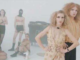 Мерседес Мюллер голая, Ханна Хильсдорф секси, Юлия Дитце секси – Улыбка (2018) #8