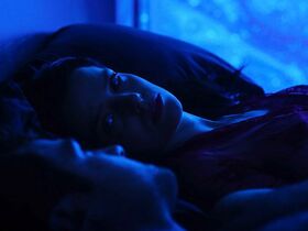 Роксана Мескида голая, Келли Бёрглунд голая – Апокалипсис сейчас s01e09 (2019) #12