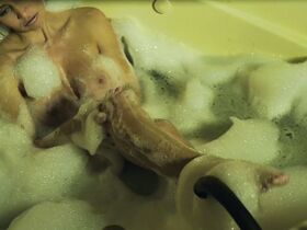 Керри Тейлор голая, Тони Эмбер Янг голая – Семья (2011) #9