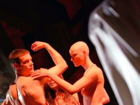 Барбора Кодетова голая, Тереза Семлерова голая, Саския Ривз секси – Дюна (2000) #13