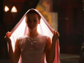 Барбора Кодетова голая, Тереза Семлерова голая, Саския Ривз секси – Дюна (2000) #21