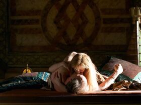 Барбора Кодетова голая, Тереза Семлерова голая, Саския Ривз секси – Дюна (2000) #6