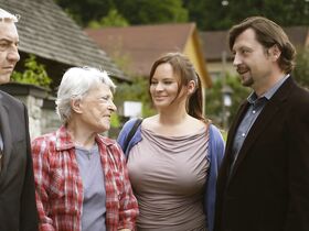 Йитка Чванчарова секси – Доктор Мартин s01e06-07 (2015) #10