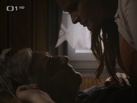 Йитка Чванчарова секси – Доктор Мартин s01e06-07 (2015) #5