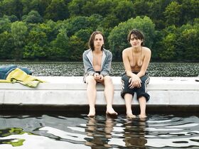 Мерседес Мюллер голая, Ксения Ассенца секси – Гуд бай, Берлин! (2016)