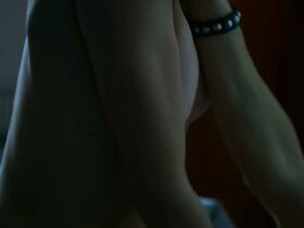 Изабель Эйдлен голая – Водоворот s01e05 (2020) #9