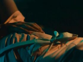 Кейт Аррингтон секси – Ножи и кожа (2019) #2