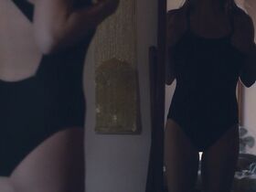 Сидни Суини секси, Отмара Марреро секси – Клементина: Девушка из рая (2019) #15