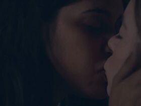 Сидни Суини секси, Отмара Марреро секси – Клементина: Девушка из рая (2019) #18