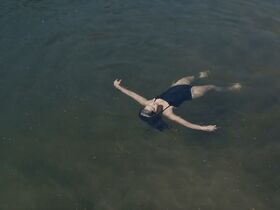 Сидни Суини секси, Отмара Марреро секси – Клементина: Девушка из рая (2019) #4