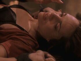 Эшли Лоуренс секси, Энджел Борис голая – Чернокнижник 3: Последняя битва (1999) #15