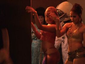 Рада Нилья голая, Эмбер Смит секси, Эссенс Эткинс секси – Торчки (2001) #9