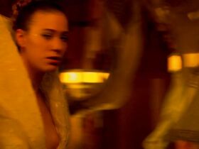 Даниэла Амавия секси, Джессика Брукс секси – Дети Дюны (2003) #14