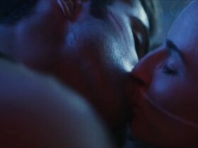 Джэми Монахэн секси – Осознанный сон (2018) #2
