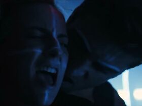 Джэми Монахэн секси – Осознанный сон (2018) #5