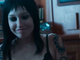 Роз-Мари Перро секси – Цель номер один (2020) #2