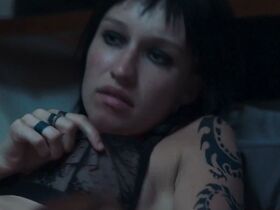 Роз-Мари Перро секси – Цель номер один (2020) #8