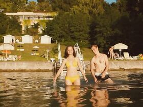 Соня Герхардт секси – Honey Girls s01e03 (2017) #3